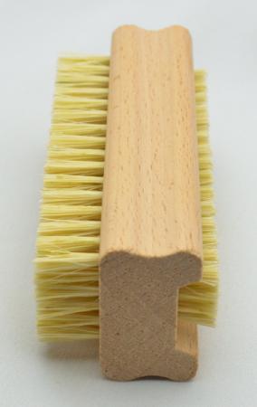 Handwaschbürste und Nagelbürste Buchenholz naturbelassen mit Griffmulden. 6 und 4 Reihen helle harte Naturborsten.